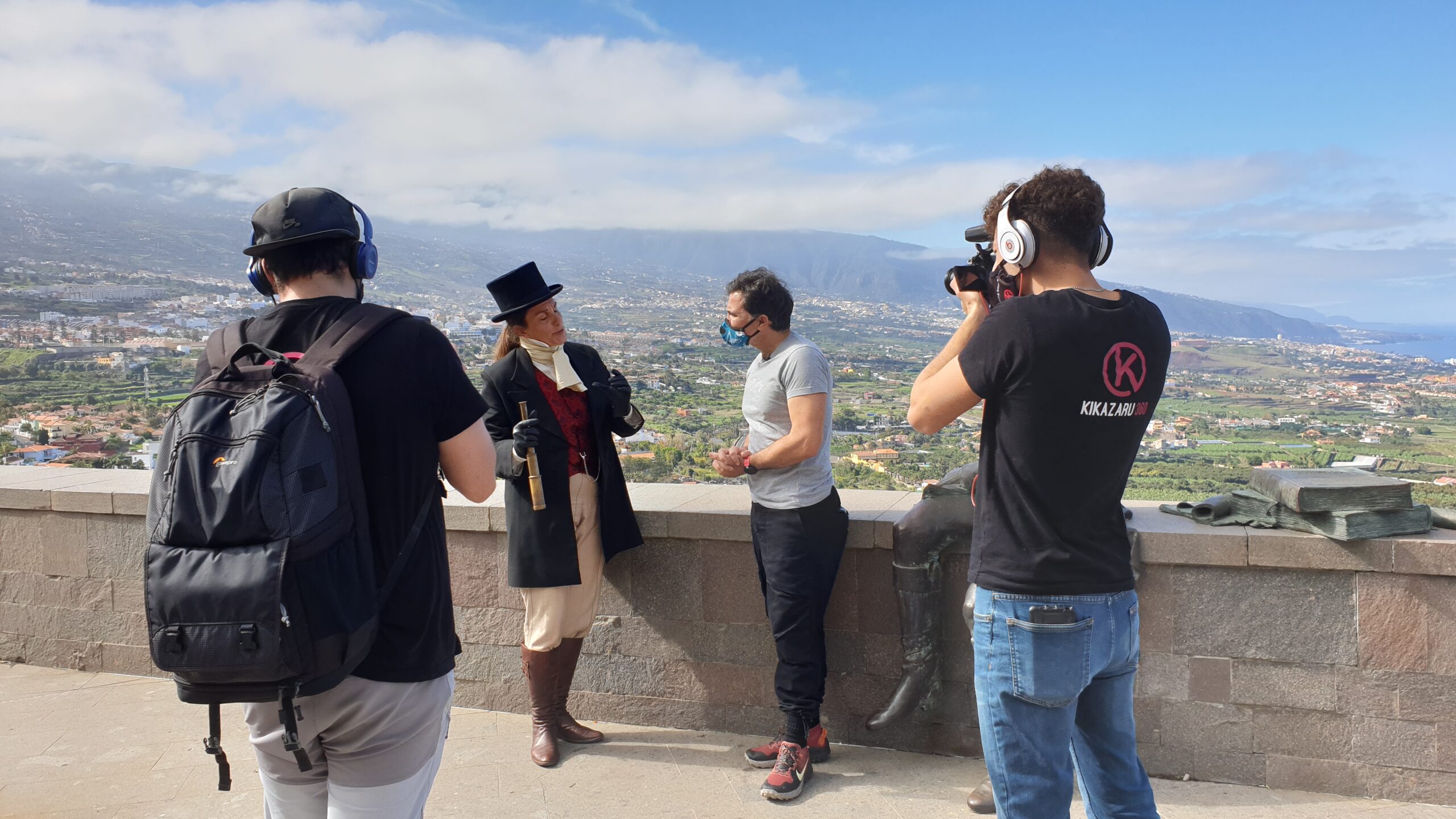 En nuestro paseo descubriendo el municipio de La Orotava nos encontramos con los actores de Jaster&Luis, que nos hicieron una visita guiada.