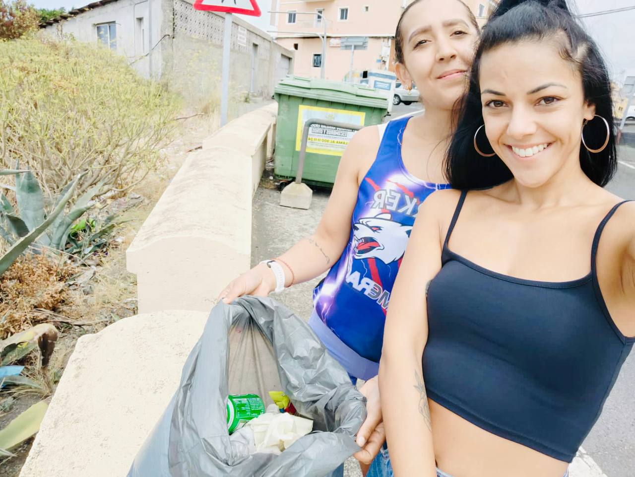 Buscar momentos solidarios es de las partes más bonitas del voluntariado, como han demostrado nuestras compañeras Mel y Laura.