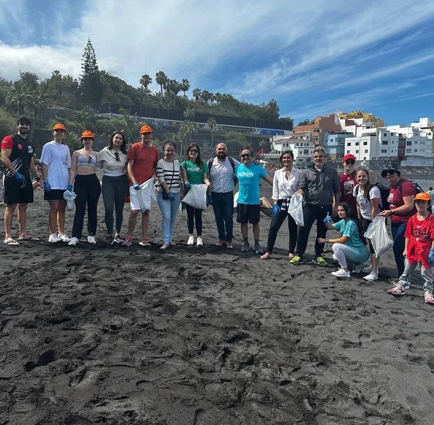 La asociación Moving the Planet ha llevado a cabo con éxito una recogida de colillas en la Playa Jardín, en el Puerto de la Cruz.