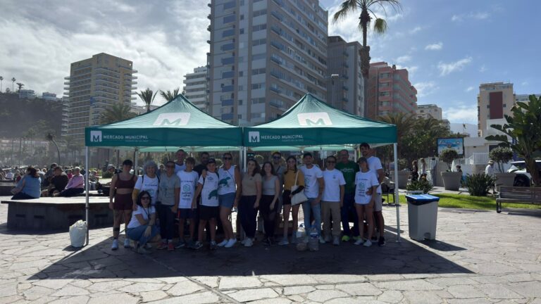 La Playa Martiánez fue este domingo el escenario de una limpieza abierta al público organizada por la Fundación Moving the Planet